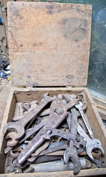 Herramientas viejas en caja de madera — Foto de Stock