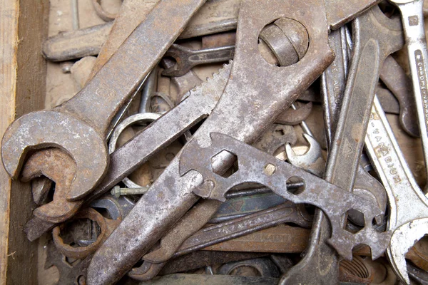 Oude tools in houten kist — Stockfoto