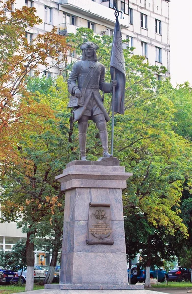 Памятник первому русскому солдату Преображенского полка — стоковое фото
