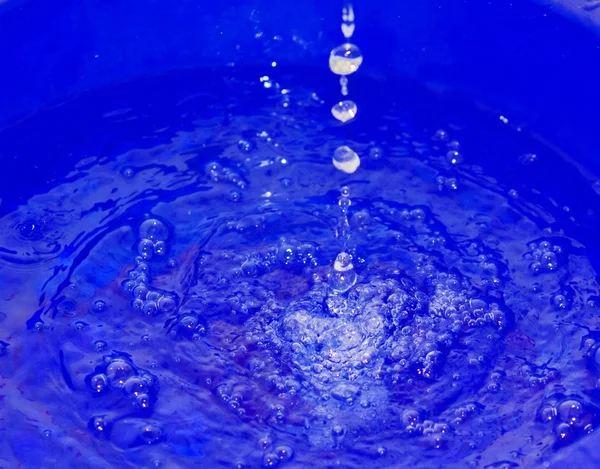 Gotas de água em um fundo azul — Vetor de Stock