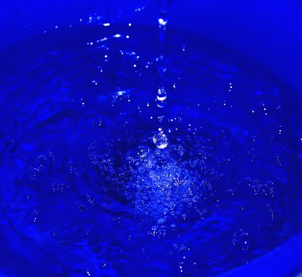 Wassertropfen auf blauem Hintergrund — Stockvektor