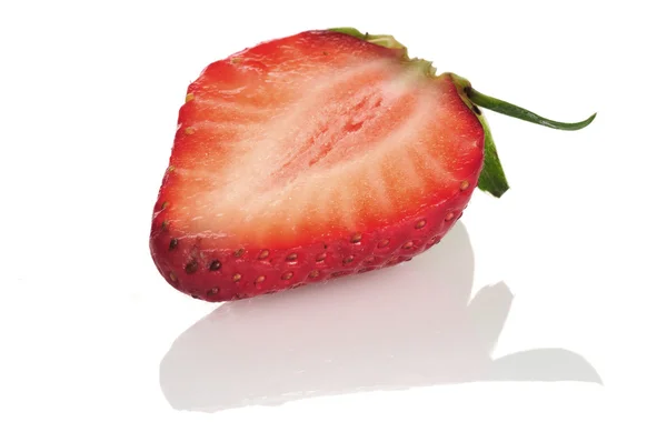 Fraise, une demi-fraise, isolée sur fond blanc . — Photo