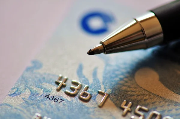 Cartão de crédito e caneta — Fotografia de Stock