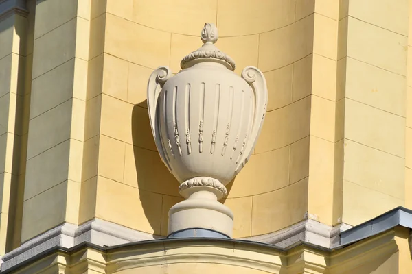 Un vase. Détails architecturaux de la cathédrale Saint-Pierre-et-Paul — Photo