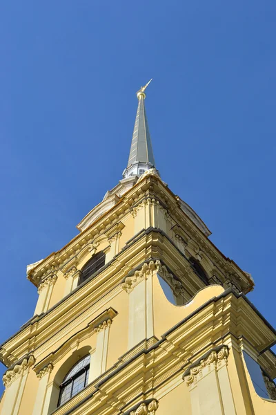 市中心 st 彼得和保罗大教堂的钟楼 — 图库照片