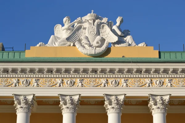 Arkitektoniska detaljer i palatset i st.petersburg — Stockfoto