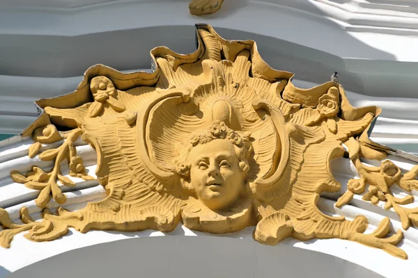 Ανάγλυφο. αρχιτεκτονική λεπτομέρεια από το Χειμερινό Παλάτι. — Φωτογραφία Αρχείου
