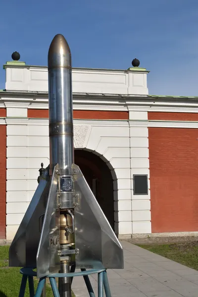 Instalação de foguetes antigos em um museu de armas — Fotografia de Stock