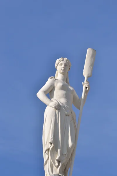 Staty på blå himmel bakgrund — Stockfoto