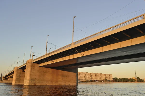 Rivier met bridge op zonsondergang, st.petersburg — Stockfoto