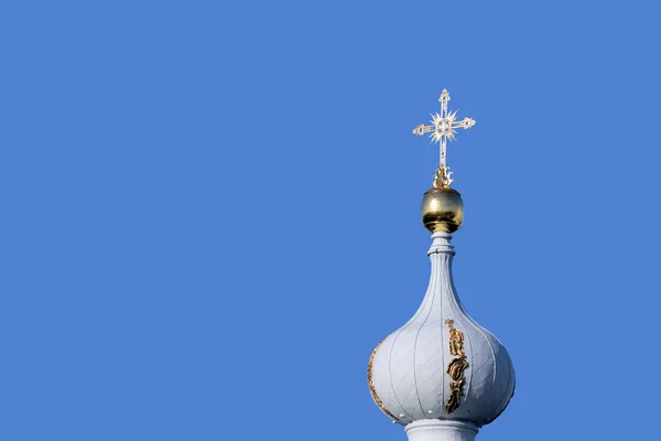 圆顶和基督徒寺庙上的十字架 — 图库照片