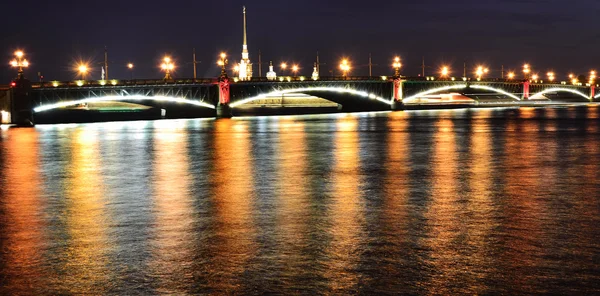 Nocny widok na most Troicki w Sankt Petersburgu — Zdjęcie stockowe