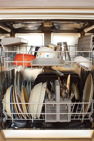 Máquina de lavar louça aberta — Fotografia de Stock