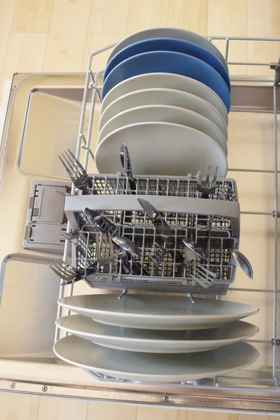 Pratos na máquina de lavar louça — Fotografia de Stock