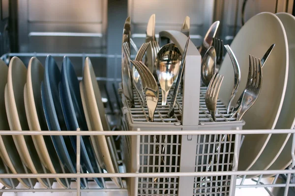 Platos en el lavavajillas —  Fotos de Stock