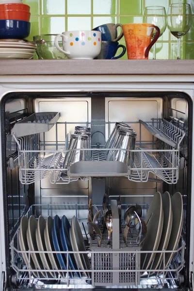 食器洗い機を開く — ストック写真