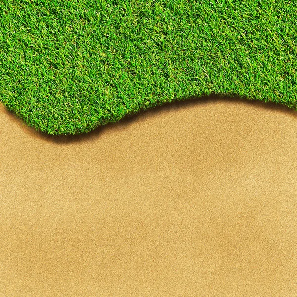 Grönt gräs och sand — Stockfoto