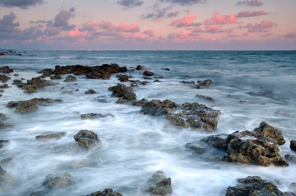 Deniz günbatımı zamanı üzerinde — Stok fotoğraf