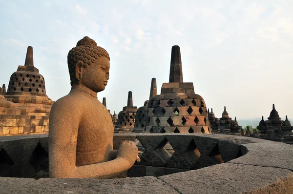 Posąg Buddy w stupa. Borobudur. Java. Indonezja — Zdjęcie stockowe