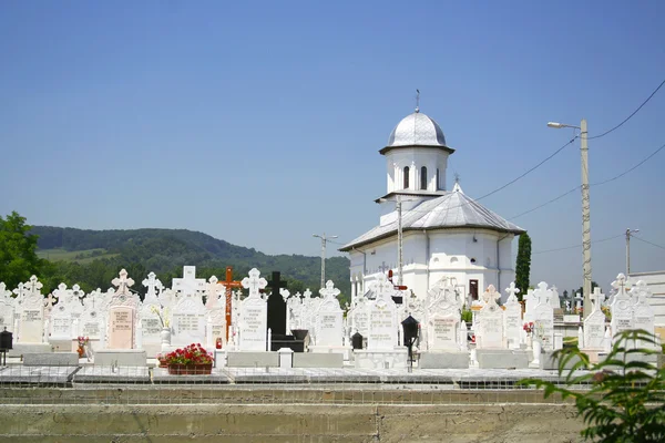 Iglesia ortodoxa y cementerio —  Fotos de Stock