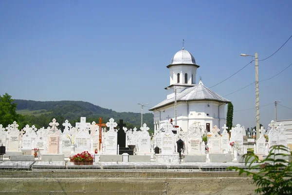 Orthodoxe Kirche und Friedhof — Stockfoto