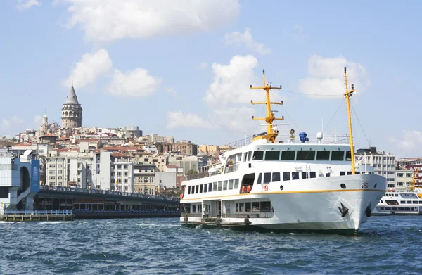 イスタンブールの歴史的な中心部にボスポラス海峡とガラタ塔 — ストック写真