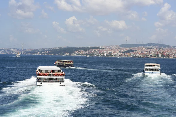 이스탄불에서 보스 포 루스 해협에 걸쳐 페리 — 스톡 사진