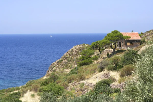 Deniz kenarında tepede yalnız ev — Stok fotoğraf