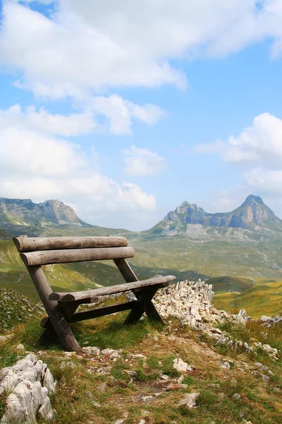 Bench overlooking the beautiful mountains — Stock Photo, Image