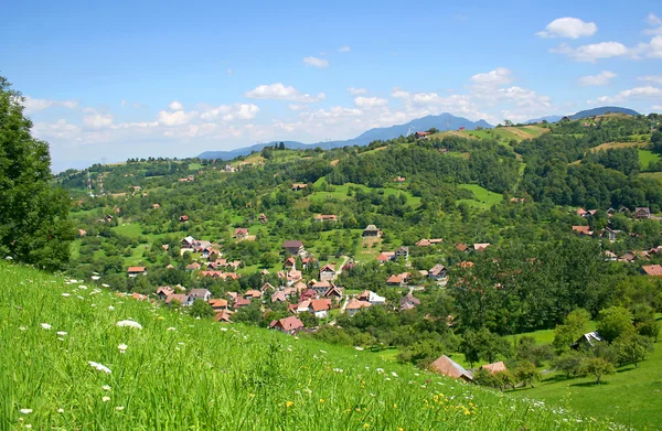 Krásný výhled na vesnici z vysokého kopce — Stock fotografie