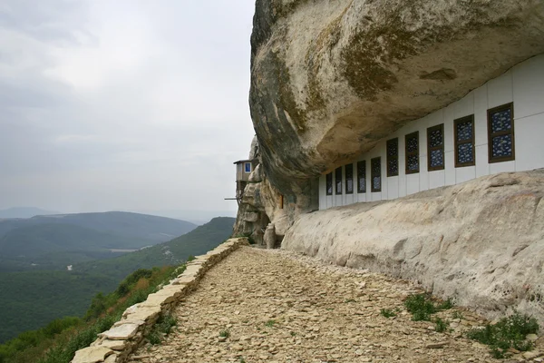 Mosteiro ortodoxo de caverna em montanhas de Crimeia — Fotografia de Stock