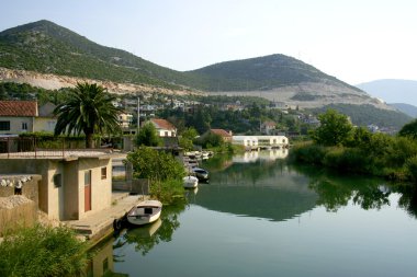 nehir üzerinde Köyü