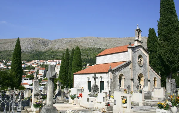 Igreja Católica e o velho cemitério em Dubrovnik — Fotografia de Stock