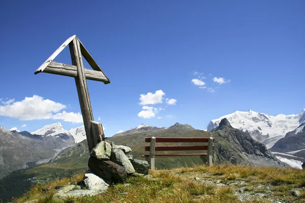Крест на вершине горы — стоковое фото
