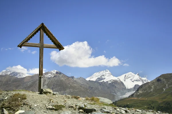 Cruce pe vârful unui munte — Fotografie, imagine de stoc