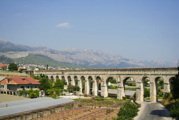 The old aqueduct in the city of Split — Stock Photo, Image