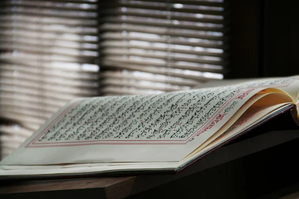Étudier l'islam dans une mosquée — Photo