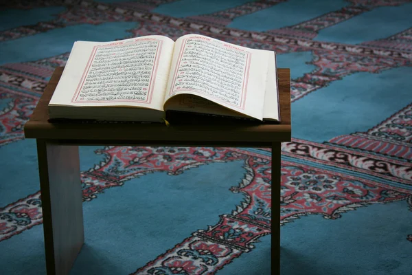 Étudiant étudiant l'islam dans une mosquée — Photo