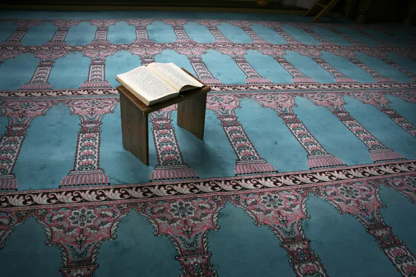 Student studuje islám v mešitě — Stock fotografie