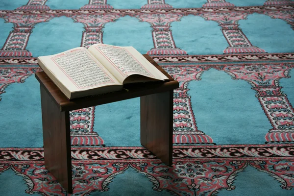Студент, изучающий ислам в мечети — стоковое фото