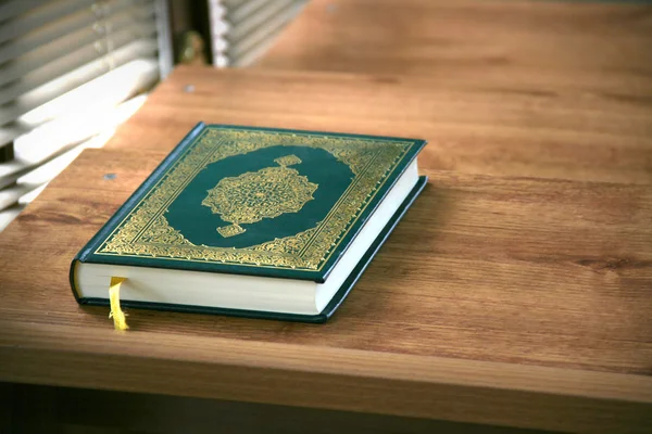 Коран - священну книгу мусульман — стокове фото