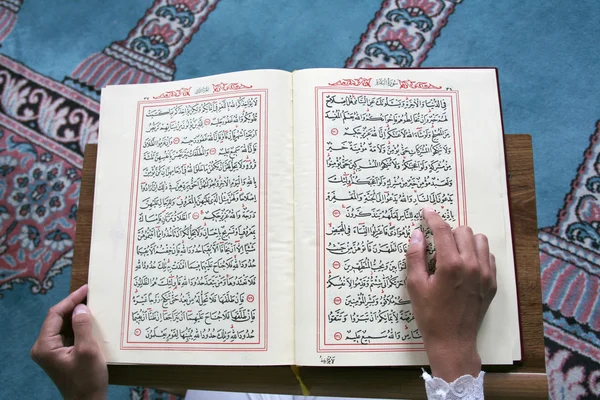Estudiante estudiando Islam —  Fotos de Stock