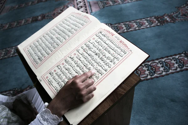 Φοιτητής που σπουδάζει Ισλάμ — Φωτογραφία Αρχείου