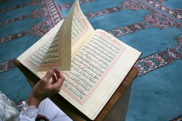 Student studying Islam — Stock Photo, Image