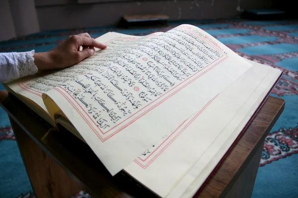 Студент, изучающий ислам — стоковое фото