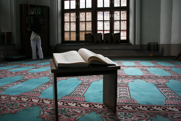 Студент, изучающий ислам — стоковое фото