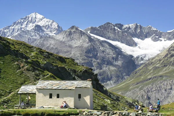 Touristische Zuflucht in den Alpen — Stockfoto