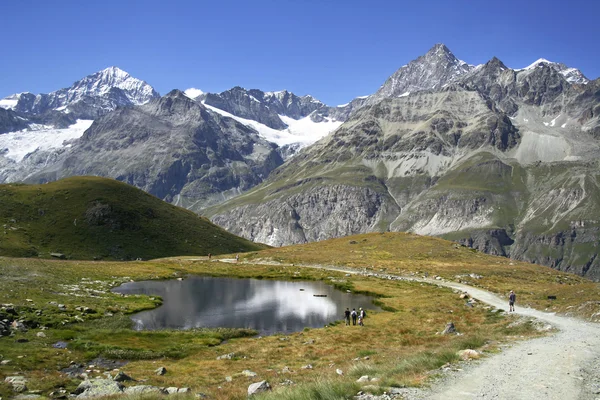 Jezioro górskie w Alpach — Zdjęcie stockowe