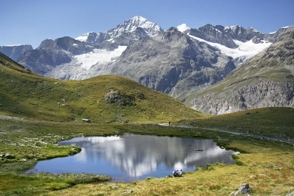 Bergsee in den Alpen — Stockfoto