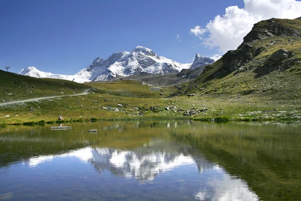 Bergsee in den Alpen — Stockfoto